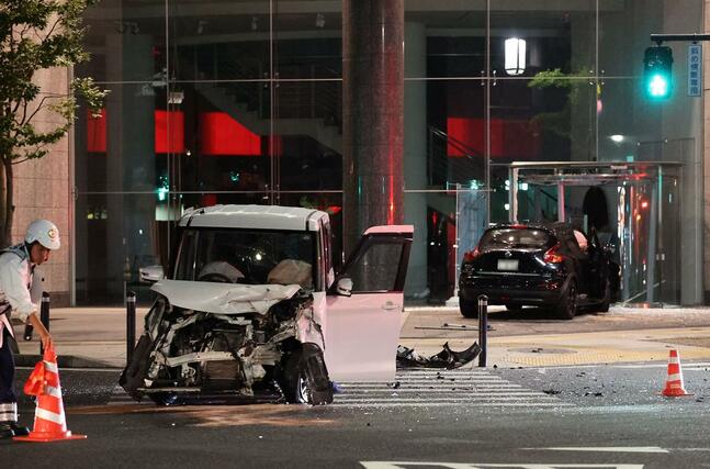 沿道のビルに突っ込んだ車と大破した車＝９月４日、新潟市中央区万代（画像の一部を加工しています）
