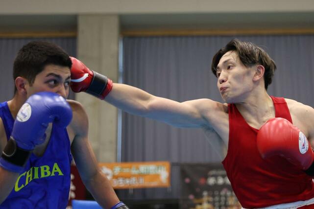 成年男子ウエルター級準々決勝　拓大の六井和（右）が右の強打で攻める＝滋賀県東近江市