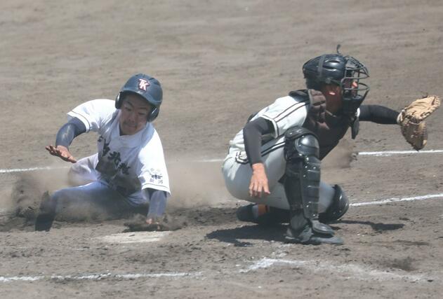 高田北城-長岡商。4回表高田北城2死一、二塁。今井の適時打で二走嶋田(左)が生還し1-0=柏崎市佐藤池