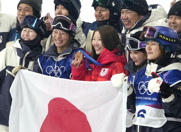 女子ハーフパイプで銅メダルを獲得し、記念撮影する小野光希（前列中央）。前列右から清水さら、工藤璃星、（１人おいて）冨田せな＝リビーニョ（共同）