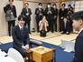 将棋の第５０期棋王戦コナミグループ杯５番勝負第１局の検分で、笑顔を見せる藤井聡太棋王（左）＝２月１日午後、高知市