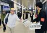 第四北越FGと群馬銀行の経営統合発表を受けて、配布された号外配布=24日、新潟駅