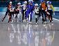 　女子マススタート決勝　スタートする佐藤綾乃（手前右から３人目）＝ミラノ（共同）