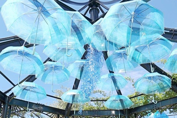 青い風船や日傘で涼やかに イングリッシュガーデン(見附市)でサマー