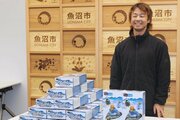 雪遊びを楽しんで　プロスノーボーダー滝沢光さん（魚沼市）、地元保育園などにスノーチューブ寄贈