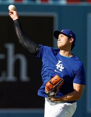 キャッチボールするドジャース・大谷=ロサンゼルス(共同)
