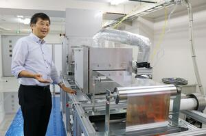レーザー乾燥試作機について説明するワイヤードの外山達志社長=三条市