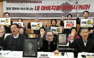 靖国神社合祀取り消しを求める訴訟について記者会見する韓国の原告ら。前列中央は李熙子さん=23日、ソウル(共同)