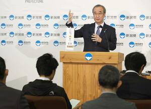 定例記者会見に臨む花角英世知事=11月13日、県庁
