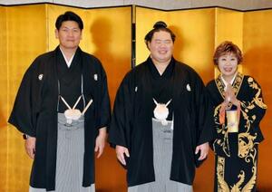 披露宴を前に笑顔の明生(中央)。左は師匠の立浪親方、右は祝福に駆け付けた歌手の小林幸子さん=21日、東京都内