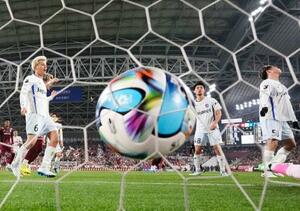 　神戸―長崎　前半、神戸に２点目のゴールを許した長崎イレブン＝ノエスタ