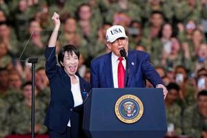 米海軍横須賀基地を訪問し、原子力空母ジョージ・ワシントン艦内で演説するトランプ米大統領(右)と高市首相=28日午後、神奈川県横須賀市