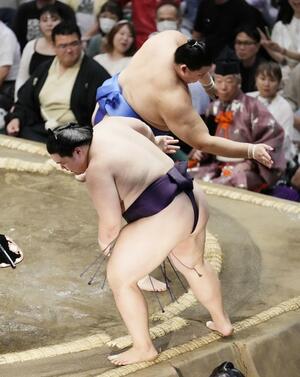 大の里（奥）が寄り切りで王鵬を破る＝両国国技館