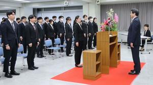 中原八一市長に宣誓の言葉を述べる新採用職員=1日、新潟市役所