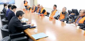 県猟友会三条支部と三条市の意見交換会＝２２日、三条市役所