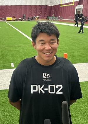 取材に応じるハワイ大のキッカー松澤寛政=米バージニア州アッシュバーン(共同)