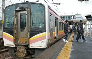 地震の影響から復旧し、全線で運転を再開したJR越後線。乗客が次々と列車に乗り込んだ=1月6日、内野駅