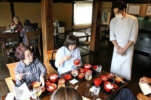 中ノ俣集落の棚田で収穫された新米を味わう催し=上越市横畑
