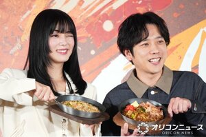 『丸亀うどんメシ』新商品発表会に登壇した（左から）池田エライザ、二宮和也 （C）ORICON NewS inc.
