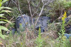 　岡山県吉備中央町の山中に放置された活性炭入りフレコンバッグ（同町の住民団体提供）