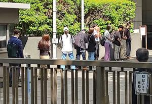 傍聴席を求めて並ぶ人たち=東京高裁前