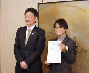 見附市議会12月定例会の一般質問でウエルネスタウンについて答える稲田亮市長=4月14日、見附市昭和町2