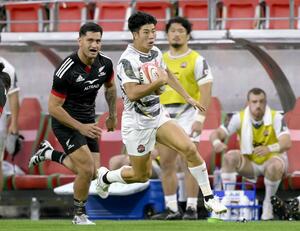 日本－マオリ・オールブラックス　後半、攻め込む矢崎由高＝豊田スタジアム