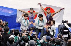 フィギュアスケート女子の表彰式後に(前列左から)男子の鍵山優真、ペアの木原龍一、三浦璃来と一緒に記念撮影に応じる(後列左から)中井亜美と坂本花織=19日、イタリア・ミラノ(共同)
