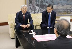 花角英世知事(手前)を訪ねたフジドリームエアラインズの楠瀬俊一社長(左)=3月28日、県庁