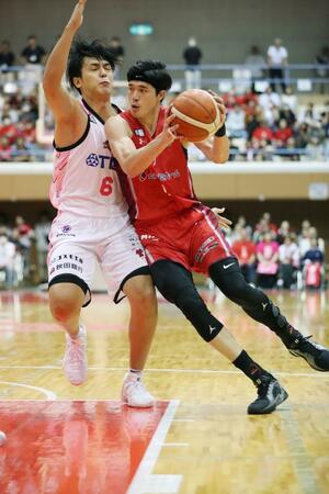 千葉Ｊ－秋田　第４クオーター、ゴール前に仕掛ける千葉の渡邊雄太＝新発田市カルチャーセンター