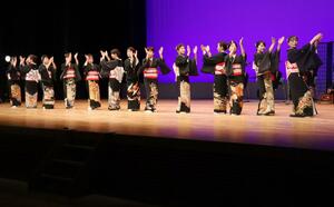 「いわう」をテーマに各団体が熱のこもったステージを披露した「佐渡民謡の祝祭」=11月17日、佐渡市中原