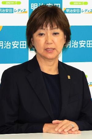 記者会見で無観客開催を発表する日本女子プロゴルフ協会の小林浩美会長=17日、仙台クラシックゴルフ倶楽部