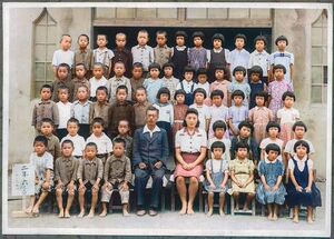 千手小2年6組の集合写真。男児は丸刈り、女児はおかっぱ頭だ。下から4列目の一番右が今泉恭子さん、その左が大橋操さん。1列目の左から4番目が今泉重夫さん=1947年7月(千手小所蔵の写真を着色)