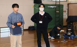 関屋小学校で新潟商業高校の生徒が行ったドローンのプログラミング教室=新潟市中央区関屋下川原町2