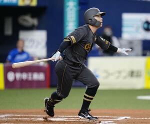 6回阪神2死一、三塁、代打糸原が右前に適時打を放つ=京セラドーム