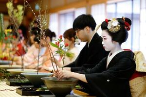 　華道家元・池坊の「初生け式」で花を生ける参加者＝５日午前、京都市中京区