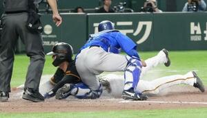 　７回巨人１死一、三塁、ダルベックの投ゴロ野選で三走平山が勝ち越しの生還。捕手松尾＝東京ドーム