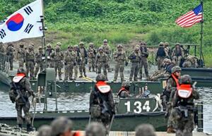 8月、ソウル近郊で韓国軍と合同訓練をする米軍(共同)