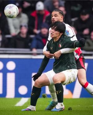 　ＰＳＶアイントホーフェン戦でプレーするフェイエノールトの上田（手前）＝アイントホーフェン（共同）