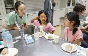 アラの握りずしや混ぜ込みご飯を味わった試食会=柏崎市東本町の市民プラザ