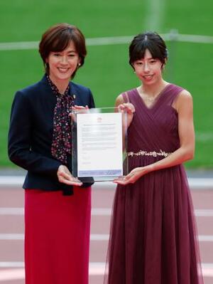 　日本陸連の「アスレティックス・アワード」で年間最優秀選手に輝いた藤井菜々子。左は有森裕子会長＝２９日、東京・国立競技場