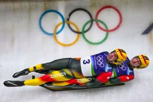 11日のリュージュ男子2人乗りで滑るドイツのウェンドル、アルト組=イタリア・コルティナダンペッツォ(AP=共同)