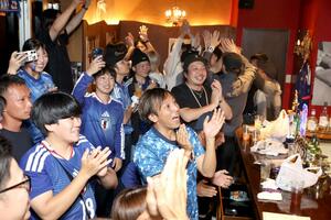 日本代表に声援を送る県内サポーター＝３０日、長岡市古正寺３
