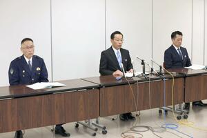 聖籠町の死体遺棄事件で会見を開く(左から)仙田嘉昭・新潟署長、阿部吉晴・刑事部長、阿部昭・捜査一課長=2月25日午後2時すぎ、県警本部