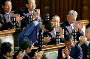衆院本会議で第104代首相に指名され、一礼する自民党の高市早苗総裁=21日午後1時48分