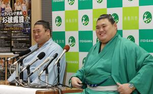 記者の質問に答える大の里関(右)と欧勝海関=2024年9月27日、糸魚川市の糸魚川市役所