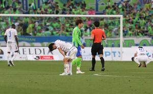 逆転負けを喫し、うなだれる新潟の選手=レモンガススタジアム平塚