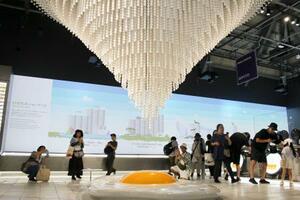 日本人が一生で食べる卵の数を表現した「EARTH MART」の展示=8日、大阪市此花区の夢洲