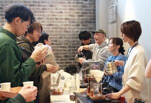 コーヒーの飲み比べを楽しんだイベント＝柏崎市松美１