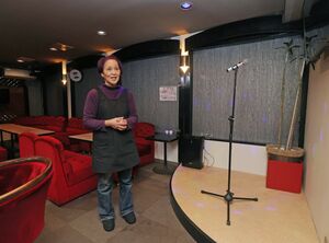 「少人数でも貸し切りできるので気軽に利用してほしい」と話す「ライブハウス トモ」店主の丸山友枝さん=上越市西本町1